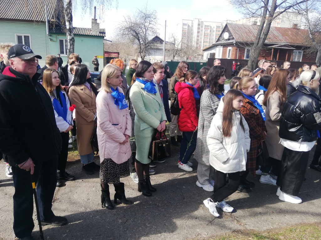 Представители молодёжного крыла Пинской ГО ОО «БСЖ» совместно с общественностью города возложили цветы к памятному знаку узникам фашизма