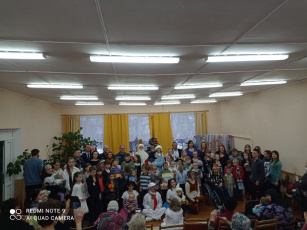 Сказочное представление «Новогодние забавы», для детей инвалидов, а также детей, находящихся в социально опасном положении, куда с подарками пришли милиционеры Пинского ГОВД