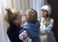 Новый год заранее: сотрудники ИДН поздравили маленьких ребят