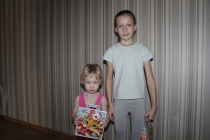 «Милицейский Дед Мороз» вместе со Снегурочкой на дому поздравили детей из многодетных семей